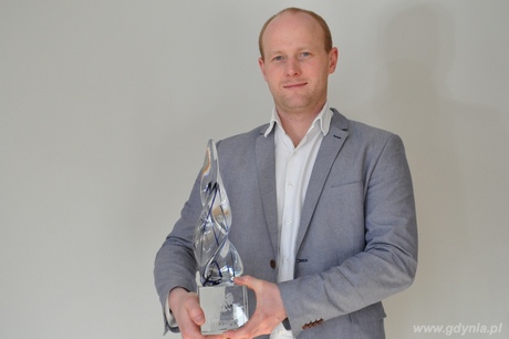 Wiceprezydent Gdyni Bartosz Bartoszewicz ze statuetką, fot. Sebastian Drausal Wiceprezydent Gdyni Bartosz Bartoszewicz ze statuetką, fot. Sebastian Drausal