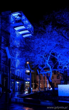 Budynek gdyńskiego InfoBoxu oświetlony na niebiesko w ramach obchodów Światowego Dnia Świadomości Autyzmu, fot. Mateusz Skowronek