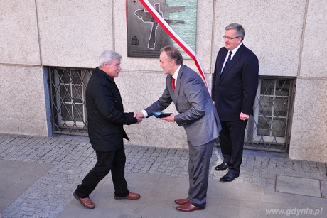 Prezydent Gdyni Wojciech Szczurek wręcza medal Civitas E Mari - tym, którzy odważnie realizują marzenia Marianowi Kwapińskiemu, fot. Michał Kowalski