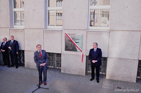 Prezydent Gdyni Wojciech Szczurek i Prezydent RP Bronisław Komorowski na uroczystości odsłonięcia tablicy upamiętniającej nadanie gdyńskiemu Śródmieściu tytułu Pomnika Historii, fot. Michał Kowalski