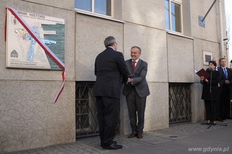 Prezydent RP Bronisław Komorowski przekazuje tekst rozporządzenia nadający gdyńskiemu Śródmieściu tytułu Pomnika Historii, fot. Dorota Nelke