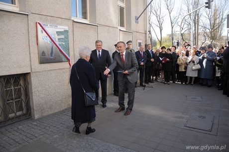 Prezydent Gdyni Wojciech Szczurek wręcza medal Civitas E Mari - tym, którzy odważnie realizują marzenia Joannie Stankiewicz-Kiełbińskiej, fot. Dorota Nelke