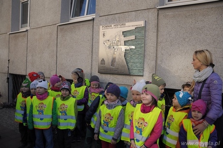 Gdyńskie przedszkolaki przed tablicą upamiętniającą nadanie Śródmieściu Gdyni tytułu Pomnika Historii, fot. Dorota Nelke