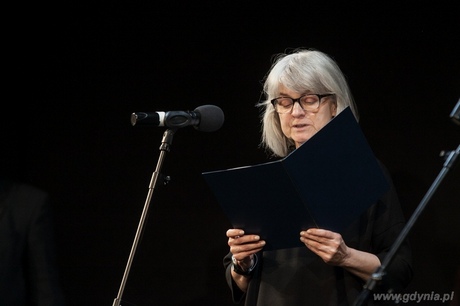 Anna Augustynowicz w imieniu jury przyznaje nagrodę nie-boskiej komedii Demirskiego i Strzępki, fot. Roman Jocher