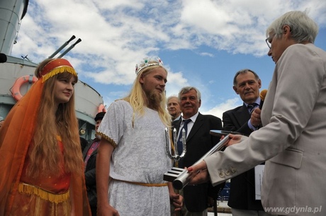 Wiceprzewodnicząca Rady Miasta Gdyni Joanna Zielińska przekazuje klucz do miasta Neptunowi i jego kolorowemu orszakowi, fot. Tadeusz Lademann