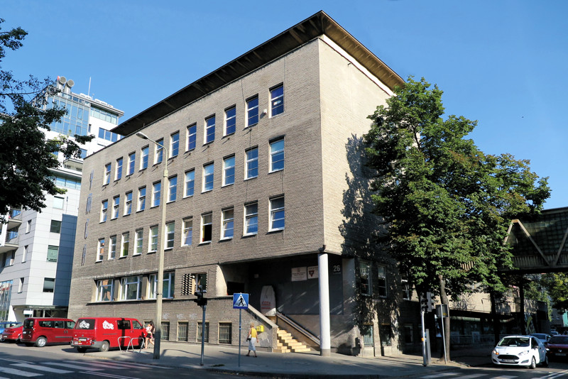 Budynek YMCA - po prawej widoczny łącznik prowadzący do budynku szkolnego po drugiej stronie ulicy Żeromskiego, fot. Alina Limańska