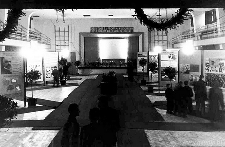 Wnętrze sali gimnastycznej, 1961 rok w tle widoczne scena, fot. ze zbiorów Muzeum Miasta Gdyni