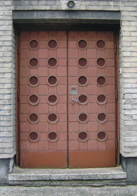 Drzwi wejściowe do sali gimnastycznej - analogiczny wzór został zastosowany w części wysokiej, fot. Alina Limańska