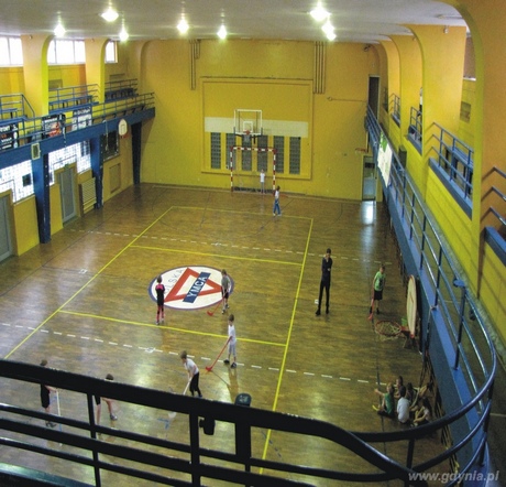 Sala gimnastyczna w tle widoczna rama zamurowanej sceny, fot. Alina Limańska