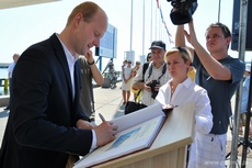 Wiceprezydent Gdyni Bartosz Bartoszewicz składa podpis na pamiątkowej księdze z okazji uroczystości odsłonięcia tablicy wycieczkowca AIDAdiva, fot. Dorota Nelke