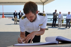 Pierwszy oficer składa podpis na pamiątkowej księdze z okazji uroczystości odsłonięcia tablicy wycieczkowca AIDAdiva, fot. Dorota Nelke