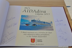 Pamiątkowa księga z okazji uroczystości odsłonięcia tablicy wycieczkowca AIDAdiva, fot. Dorota Nelke