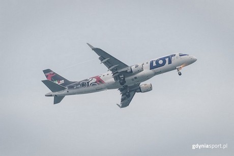 Samolot PLL LOT - Embraeer 175 w barwach Herbalife IRONMAN 70.3 Gdynia / fot. gdyniasport.pl