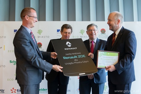 Wiceprezydent Gdyni Marek Stępa odbiera nagrodę dla miasta Gdyni w trzeciej edycji konkursu ECO-MIASTO 2015, fot. CONSTANS PR