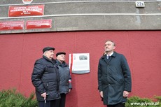 Prezydent Gdyni Wojciech Szczurek odsłania tablicę upamiętniającą działania antykomunistyczne młodzieżowych organizacji, fot. Dorota Nelke