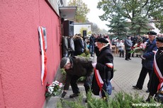 Kombatanci składają kwiaty pod tablicą upamiętniającą działania antykomunistyczne młodzieżowych organizacji, fot. Dorota Nelke