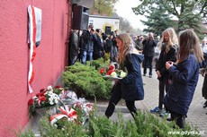 Uczniowie składają kwiaty pod tablicą upamiętniającą działania antykomunistyczne młodzieżowych organizacji, fot. Dorota Nelke