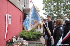 Uczniowie składają hołd pod tablicą upamiętniającą działania antykomunistyczne młodzieżowych organizacji, fot. Dorota Nelke