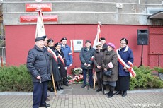 Kombatanci pod tablicą upamiętniającą działania antykomunistyczne młodzieżowych organizacji, fot. Dorota Nelke