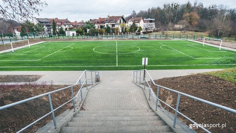 Nowe boisko ze sztuczną murawą przy Szkole Podstawowej nr 34, fot. gdyniasport.pl