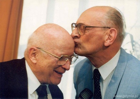 Rok 1995 pocałunek Władysława Bartoszewskiego - zdjęcie przekazane Muzeum Emigracji