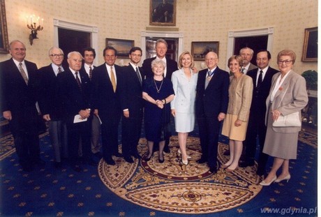 1996 rok - Jan Nowak Jeziorański z medalem Wolności w gabinecie owalnym prezydenta Stanów Zjednoczonych Ameryki Pólnocnej - zdjęcie przekazane Muzeum Emigracji