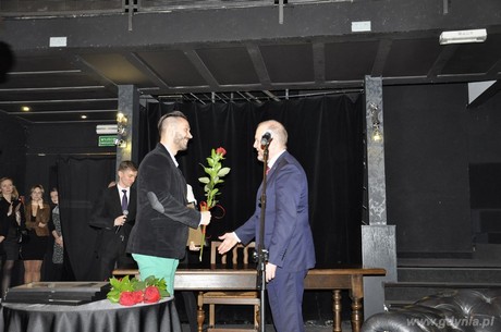 Wiceprezydent Gdyni Marek Stępa wręcza nagrodę Sebastianowi Wisłockiemu, fot. Małgorzata Omachel-Kwidzińska