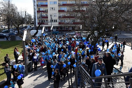 Uczestnicy niebieski marszu przy Gdynia InfoBox, fot. Michał Puszczewicz