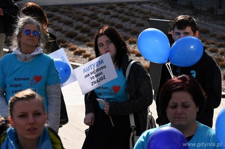 Uczestnicy niebieski marszu przy Gdynia InfoBox, fot. Michał Puszczewicz