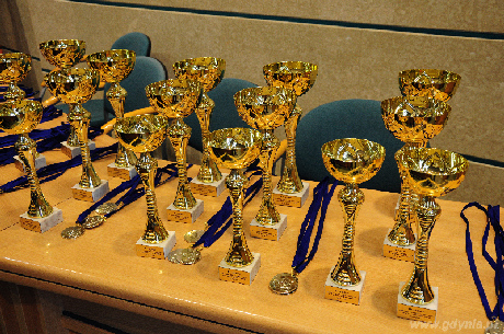 Złote puchary wręczone zostały zawodnikom z klas 4-6 szkoły podstawowej, fot. Michał Kowalski
