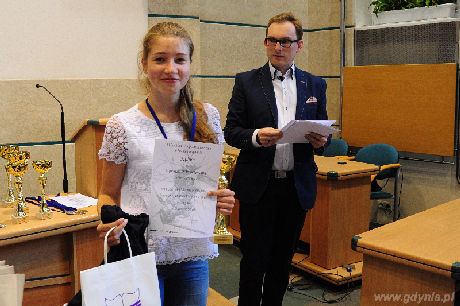 Uczennica nagrodzona za udział w Gdyńskiej Olimpiadzie Rowerowej, fot. Michał Kowalski