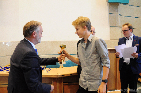 Uczeń nagrodzony za udział w Gdyńskiej Olimpiadzie Rowerowej, fot. Michał Kowalski
