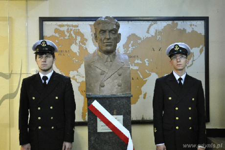 Popiersie kapitana Borchardta w hallu budynku Wydziału Nawigacyjnego Akademii Morskiej, fot. Sebastian Drausal