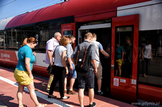 Podróżni wsiadają do pociągu Słoneczny Patrol na stacji Gdynia Główna, fot. Michał Puszczewicz