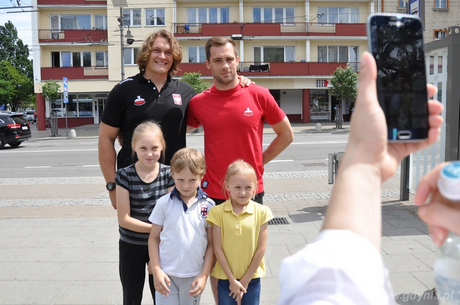 Zawodnik reprezentacji Polski w rugby 7 pozuje do zdjęć, fot. Dorota Nelke