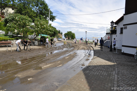 Zniszczenia spowodowane przez rzekę Kaczą w Orłowie w okolicach mola, fot. Sebastian Drasual
