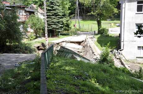 Zniszczenia spowodowane przez rzekę Kaczą w Orłowie - ul. Zapotoczna, fot. Sebastian Drasual