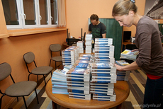 Wolontariusze przygotowują materiały dla pielgrzymów, fot. Piotr Jendrzejek