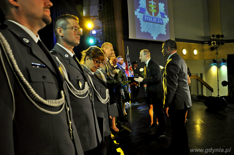 Wiceprezydent Gdyni Bartosz Bartoszewicz wręcza nagrody gdyńskim policjantom, fot. Barbara Betlejewska