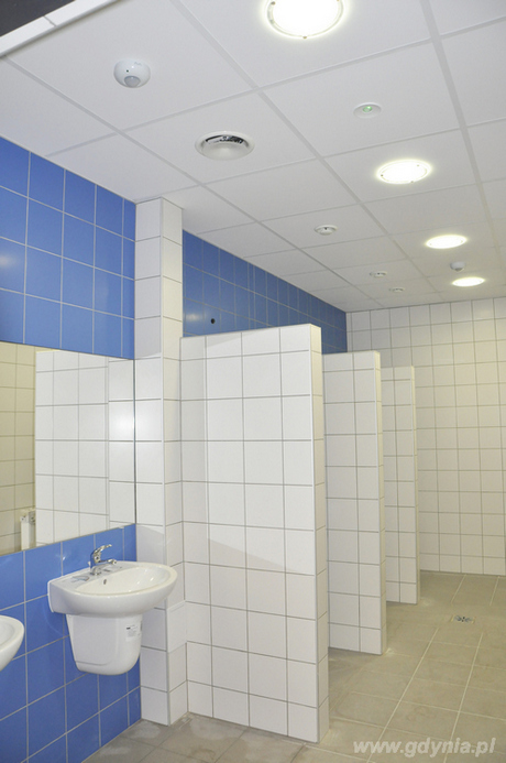 Łazienka w nowej sali gimnastycznej w VI Liceum Ogólnokształcącym w Gdyni, fot. Małgorzata Omachel-Kwidzińska