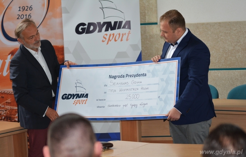 Nagroda Prezydenta dla Seahawks Gdynia, Wojciech Szczurek wręcza czek / fot. Paweł Marszałkowski