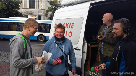 Dziennikarze Mariusz Krzemiński i Kuba Witkowski przy wozie satelitarnym Radiowej Trójki na placu Dworcowym, fot. Sebastian Drausal