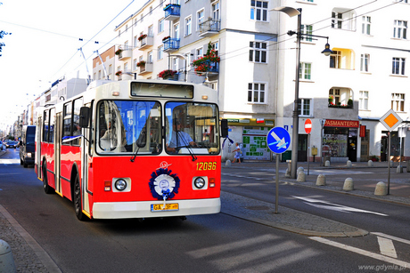 Odrestaurowany trolejbus ZIU-682B na ulicy Świętojańskiej, fot. Michał Kowalski