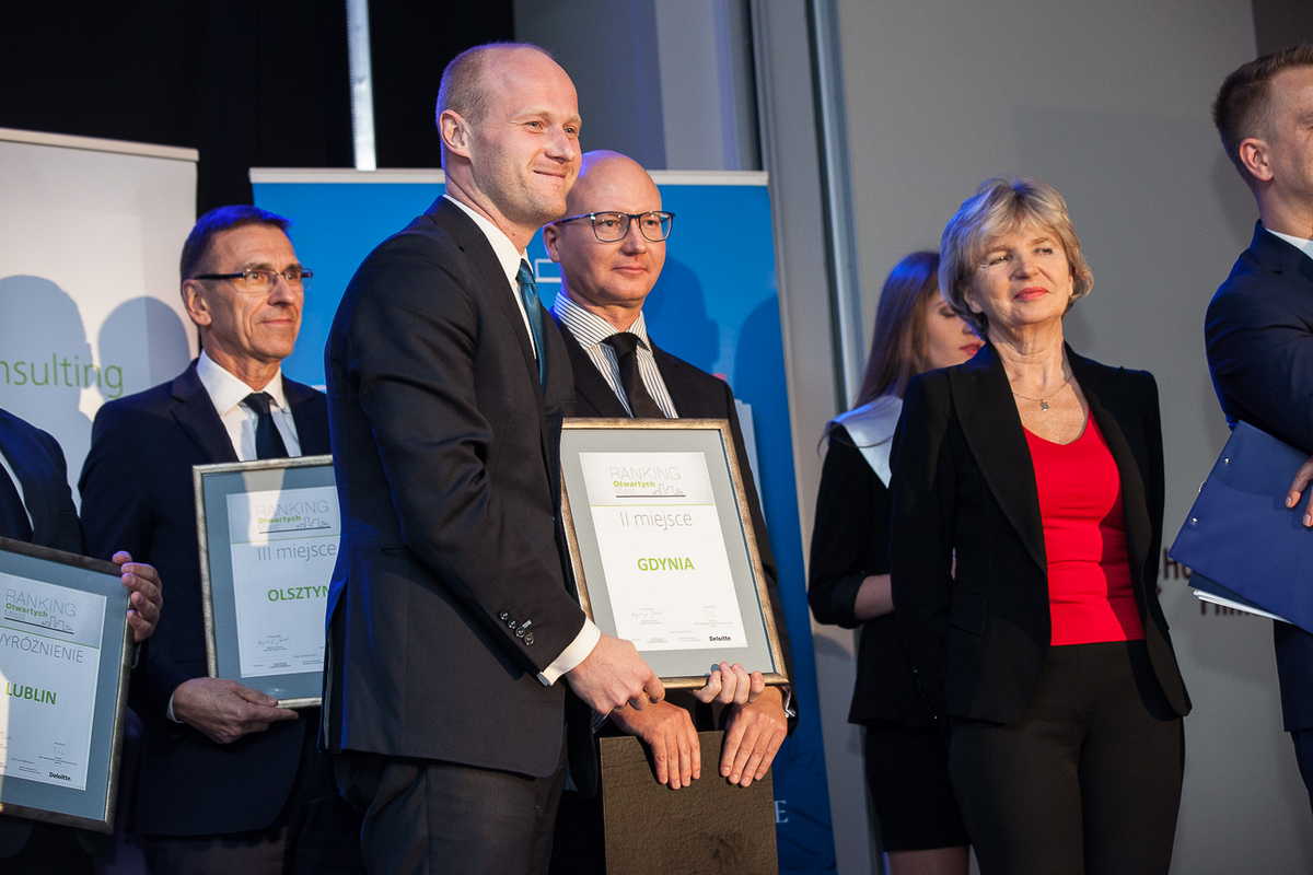 Wiceprezydent Gdyni Bartosz Bartoszewicz z dyplomem za zajęcie przez miasto Gdynię drugiego miejsca w rankingu nowoczesnych polskich miast Wiceprezydent Gdyni Bartosz Bartoszewicz z dyplomem za zajęcie przez miasto Gdynię drugiego miejsca w rankingu nowoczesnych polskich miast