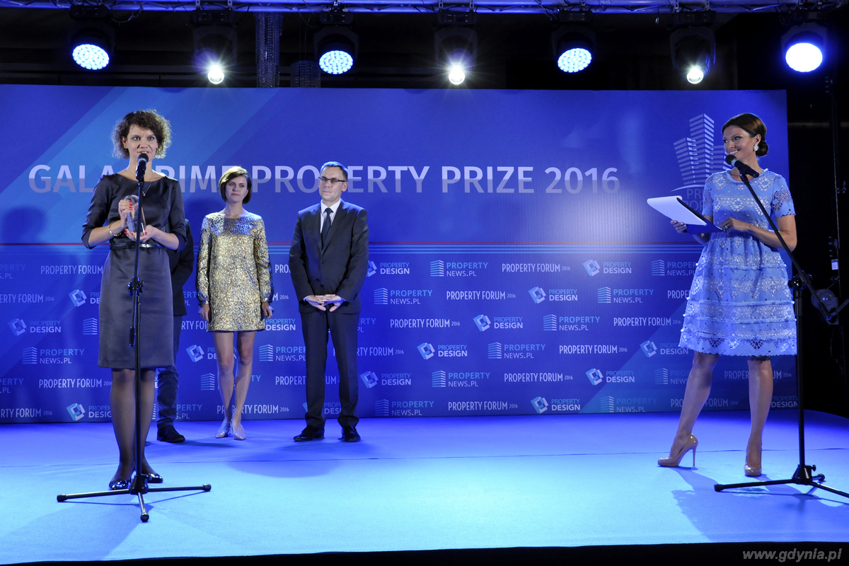 Wiceprezydent Gdyni Katarzyna Gruszecka Spychała z nagrodą dla miasta Gdyni w kategorii miasto przyjazne inwestorom, fot. Sebastian Drausal