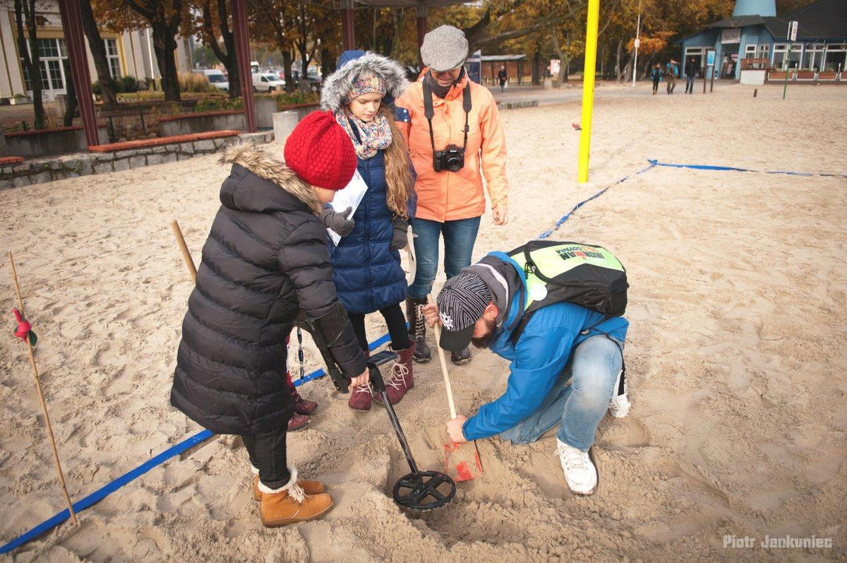 Zawodnicy gry miejskiej Kapsuła Czasu szukają wskazówki na miejskiej plaż, fot. Piotr Jankuniec