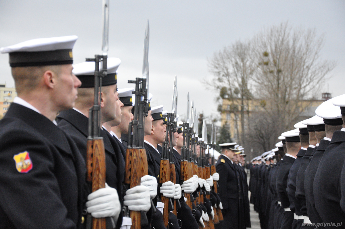 Marynarze w galowych mundurach podczas obchodów 98. rocznicy odtworzenia Marynarki Wojennej RP w Gdyni, fot. Dorota Nelke