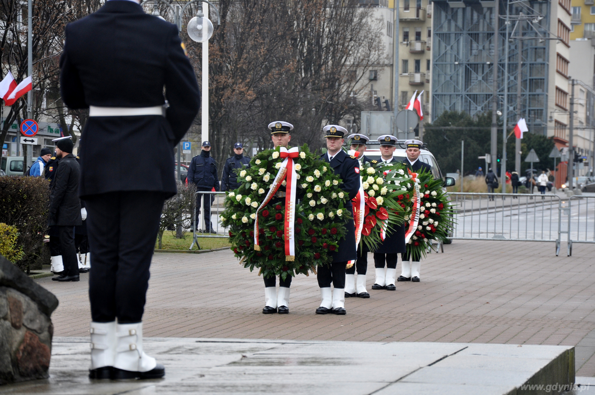 Marynarze z wieńcami przed Płytą Pomnika Marynarza Polskiego na Skwerze Kościuszki, fot. Dorota Nelke