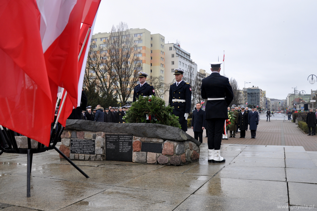 Prezydent RP Andrzej Duda składa wieniec pod Płytą Pomnika Marynarza Polskiego na Skwerze Kościuszki, fot. Dorota Nelke