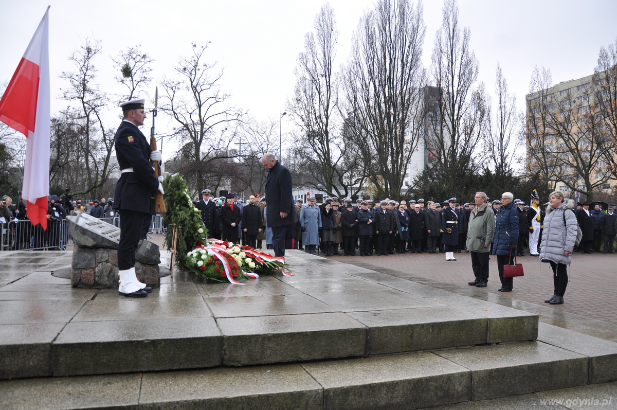 Przedstawiciele władz miasta składają wieniec pod Płytą Pomnika Marynarza Polskiego na Skwerze Kościuszki, fot. Dorota Nelke
